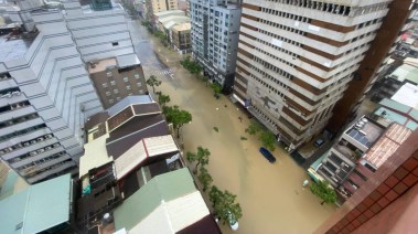 المياه تغمر الشوارع في تايوان