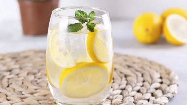 مشروب الماء والليمون 