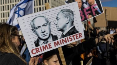 لافنة مكتوب عليها "وزير الجريمة" ضد نتنياهو