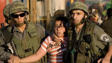 جنود جيش الإحتلال يعتلقون طفل فلسطيني