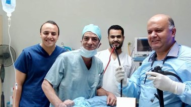 الفريق الطبي بعد استخراج الفرشاة