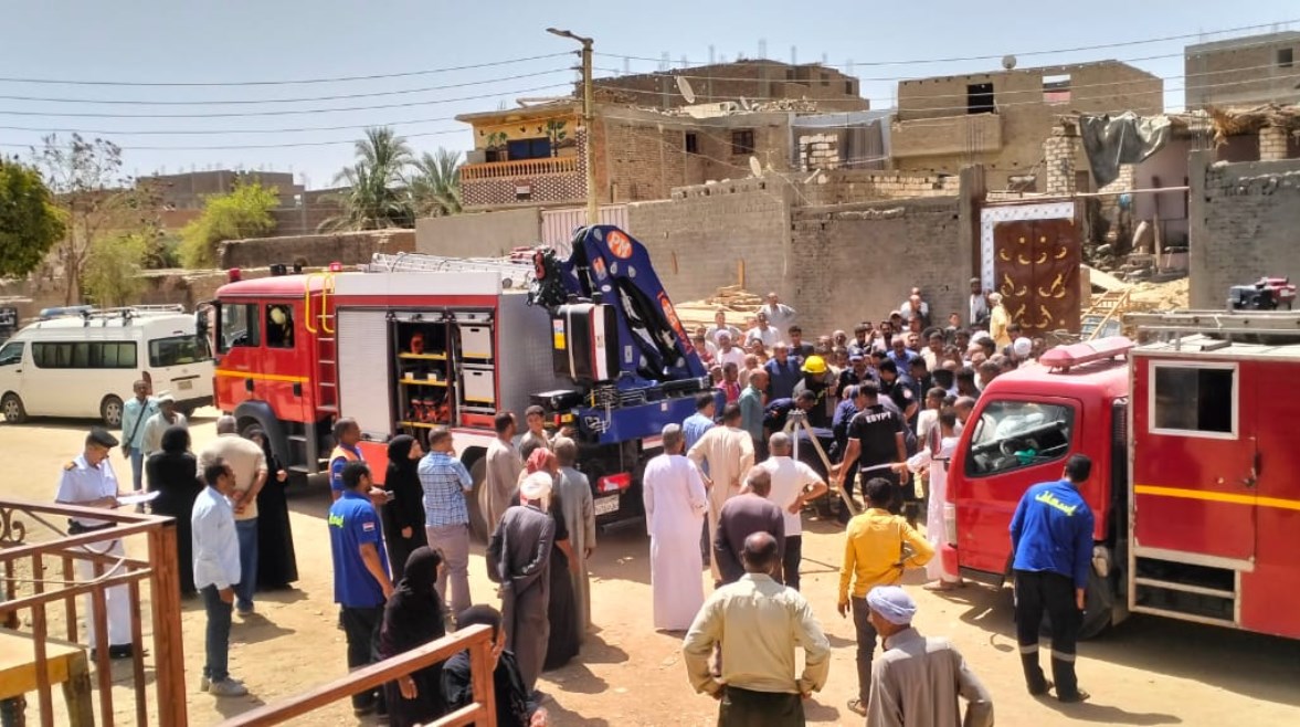 جانب من حادث سقوط عمال في بيارة صرف بالأقصر