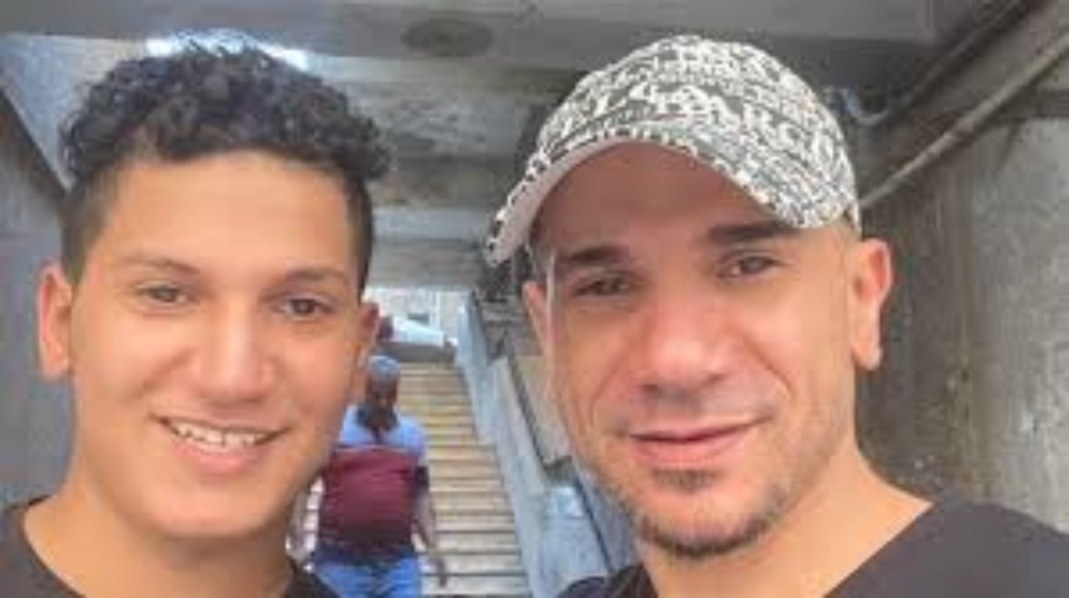 البلوجر أكرم سلام ونجله