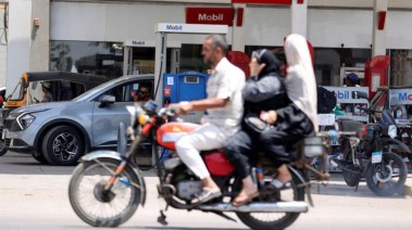 مصريون يتزودن بالوقود في إحدى المحطات