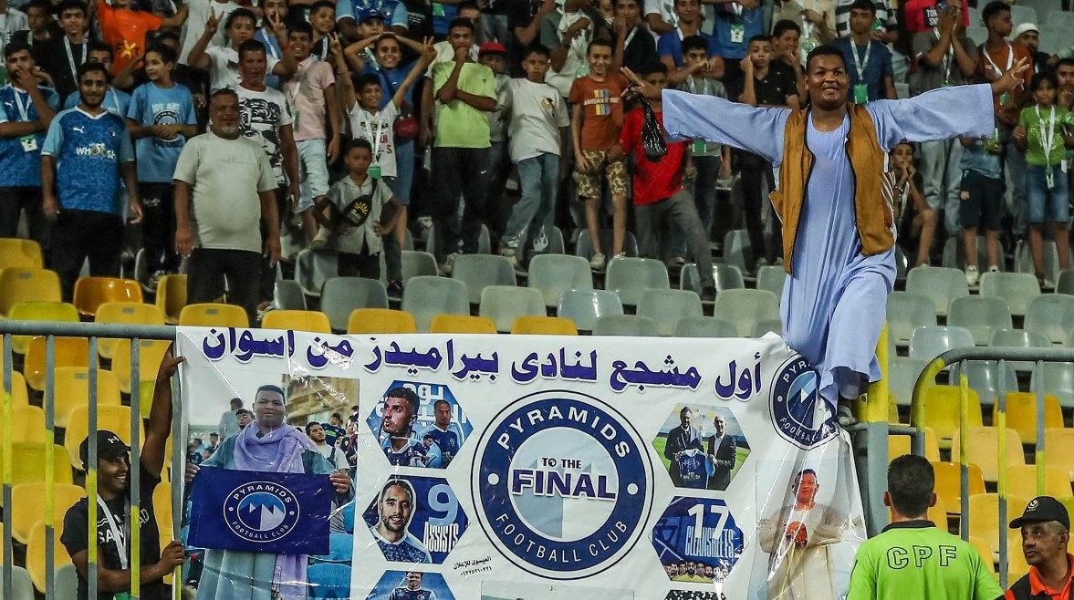 من أسوان إلى برج العرب.. مشجع "بيراميدز" يروي كواليس لافتة الكأس