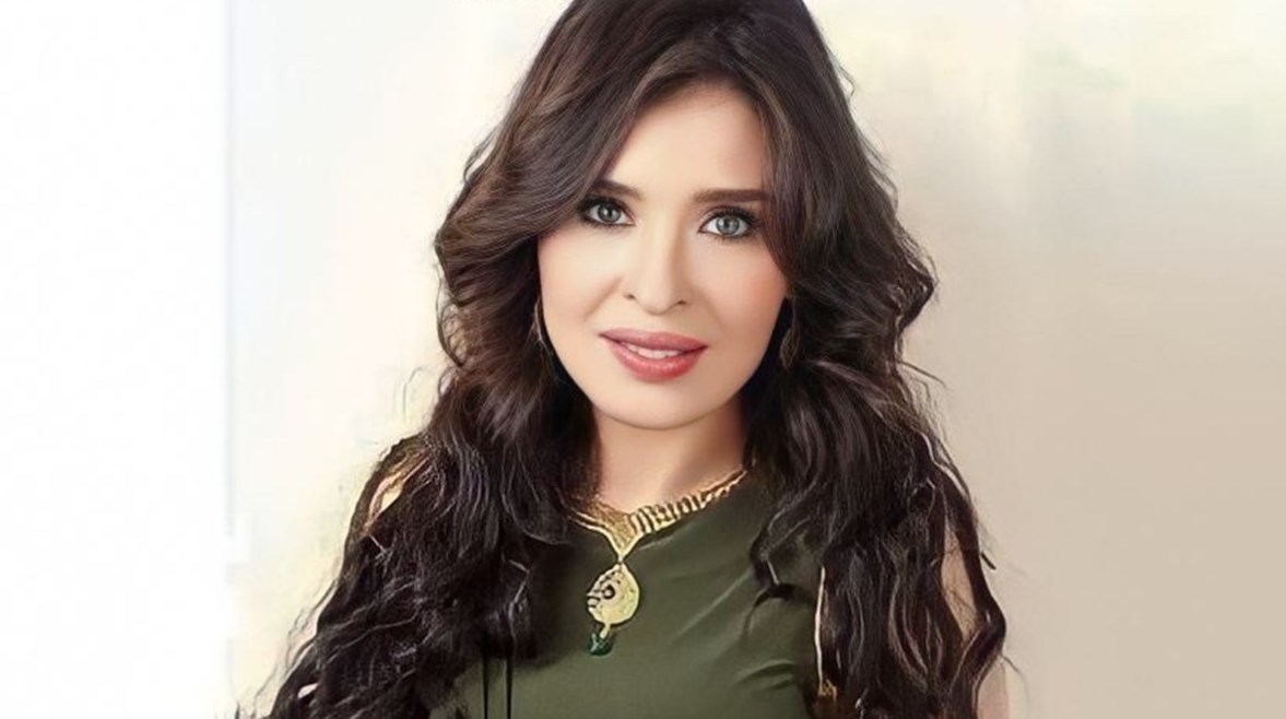 الفنانة دينا 