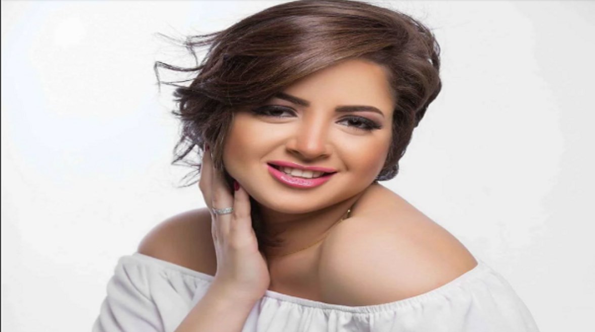  الفنانة منى فاروق 