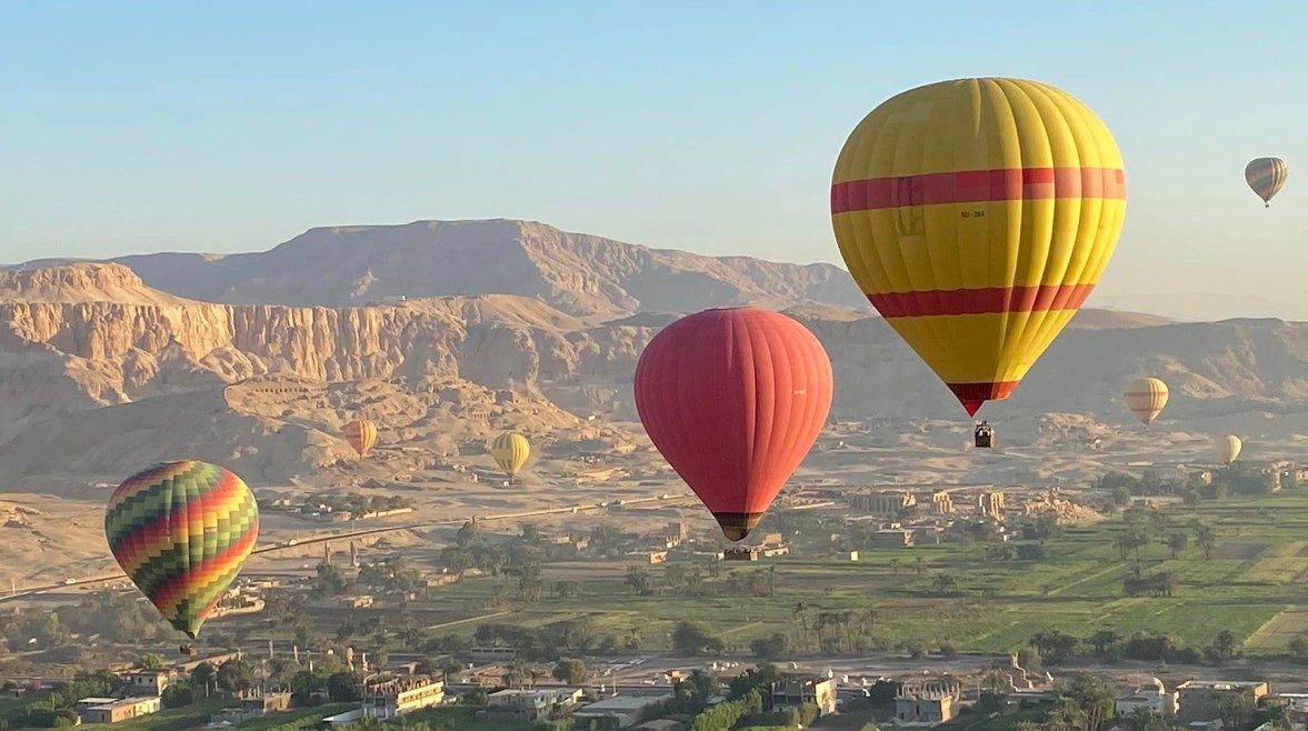 البالون الطائر يزين سماء الأقصر 