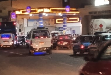 زحام أمام محطات الوقود 