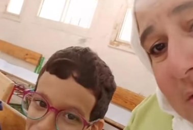 المعلمة نهى والطفل حذيفة 
