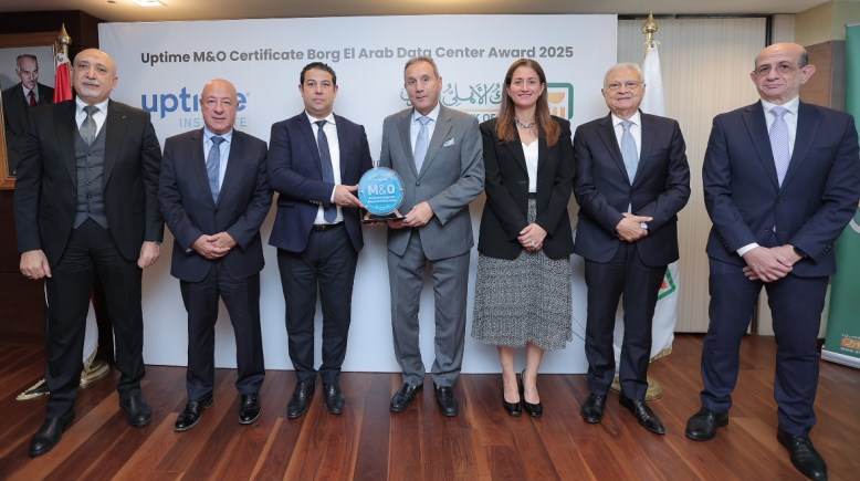 استلام إدارة البنك الأهلي شهادة التوافق لإدارة وتشغيل البيانات من معهد Uptime Institute