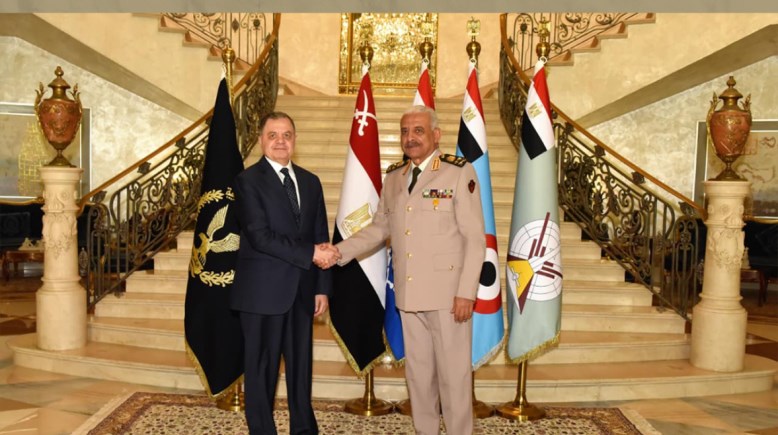 الفريق أول عبد المجيد صقر القائد العام للقوات المسلحة وزير الدفاع والإنتاج الحربى واللواء محمود توفيق وزير الداخلية  الفريق أول عبد المجيد صقر القائد العام للقوات المسلحة وزير الدفاع والإنتاج الحربى واللواء محمود توفيق وزير الداخلية