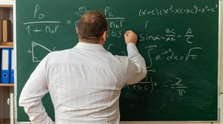 معلم- أرشيفية