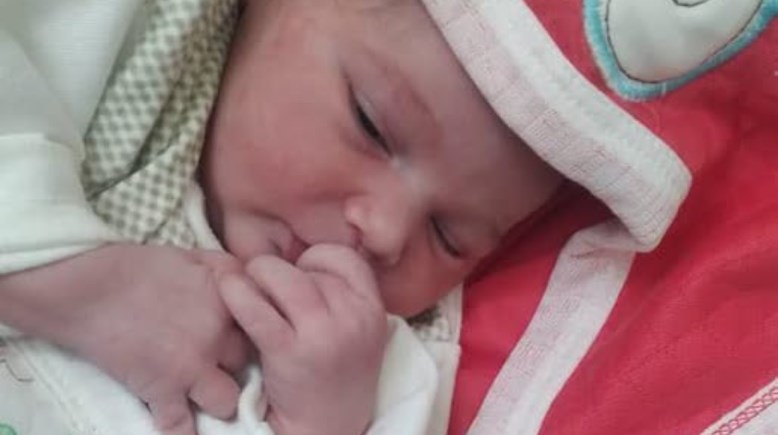 الطفلة التي عثر عليها داخل ميكروباص بحلوان