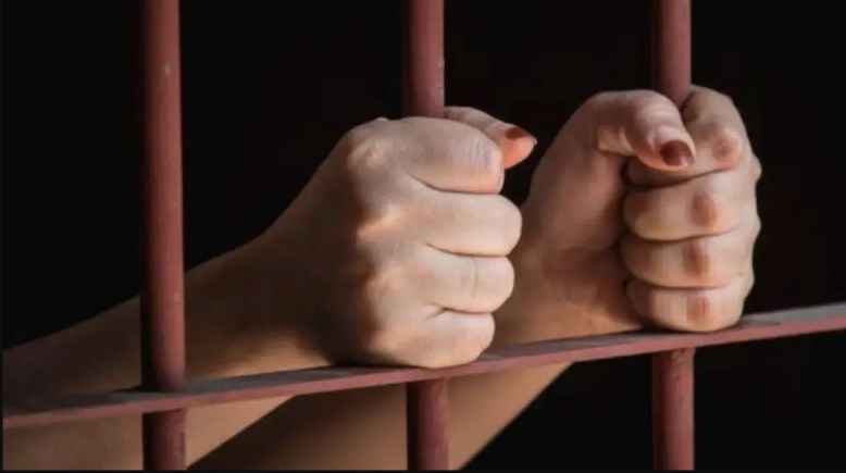 ضبط متهمة - أرشيفية ضبط متهمة - أرشيفية