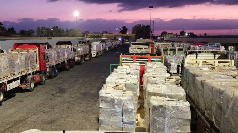 مساعدات يقدمها الهلال الأحمر المصري لقطاع غزة