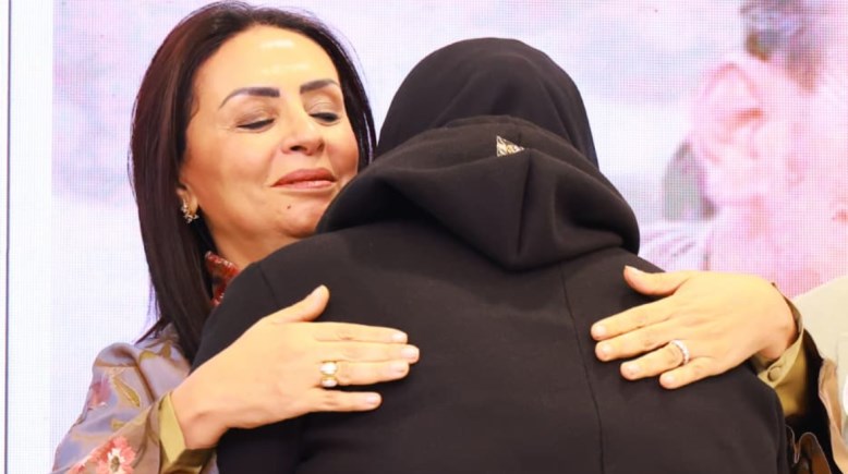 مايا مرسي تكرم أسرة شهيد الشهامة في يوم الأب القدوة مايا مرسي تكرم أسرة شهيد الشهامة في يوم الأب القدوة