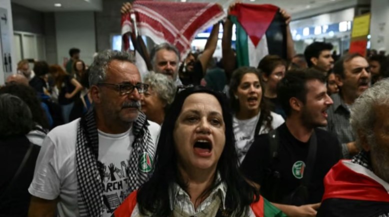 احتجاجات في اليونان ضد رسو سفينة سياحية إسرائيلية 