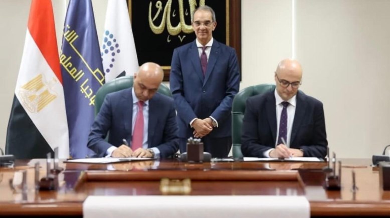 توقيع اتفاقية جلوبال أوتو مع وزارة الاتصالات 