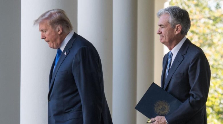 الرئيس الأمريكي دونالد ترامب ورئيس مجلس الاحتياطي الفيدرالي جيروم باول