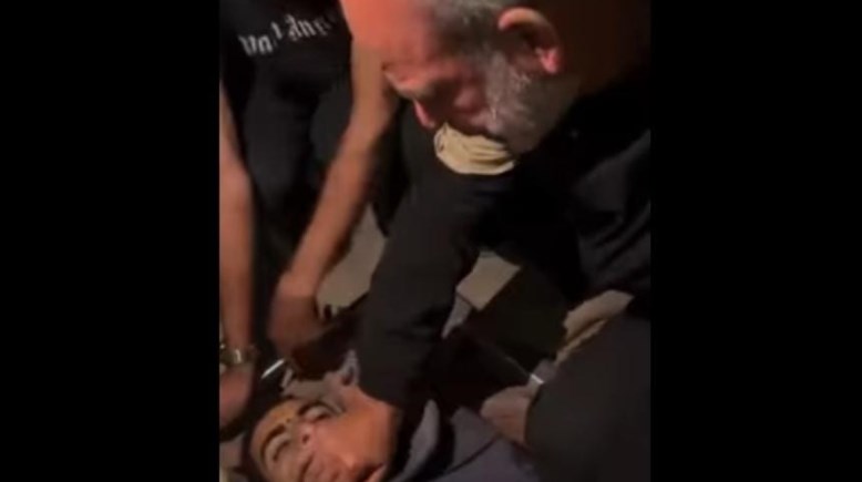 والد صالح الجعفراوي يودعه بعد استشهاده