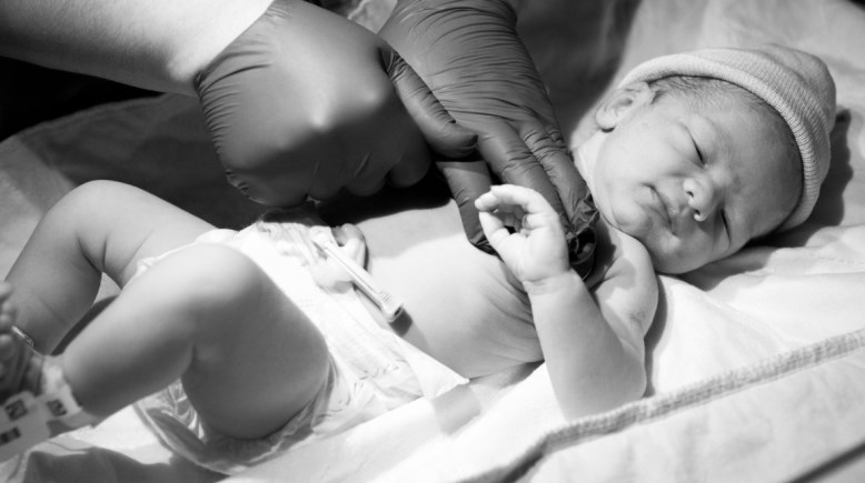 طفل حديث الولادة