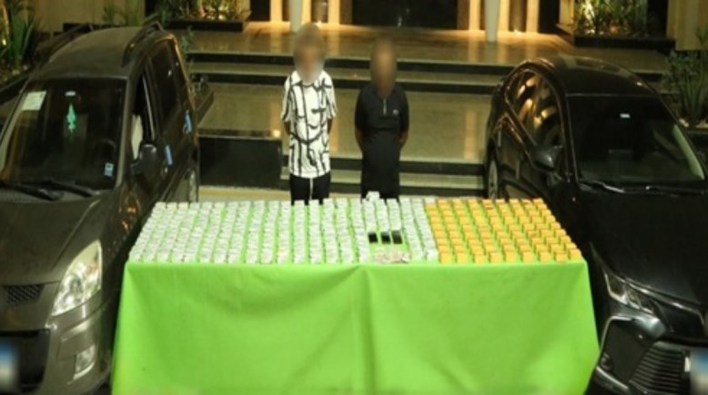 اثنان من المتهمين بعد القبض عليهم وجانب من المضبوطات اثنان من المتهمين بعد القبض عليهم وجانب من المضبوطات