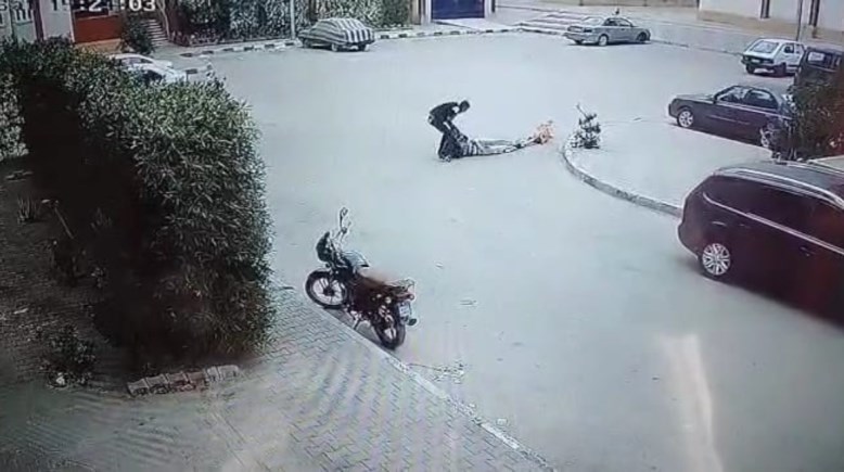 لحظة سرقة مسن وسحله على الأرض بمدينة بدر