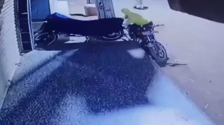 لحظة قيام اللص بسرقة الدراجة النارية لحظة قيام اللص بسرقة الدراجة النارية