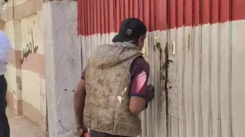 لحظة قيام بلطجي إمبابة بسب حارس مدرسة اللغات  لحظة قيام بلطجي إمبابة بسب حارس مدرسة اللغات