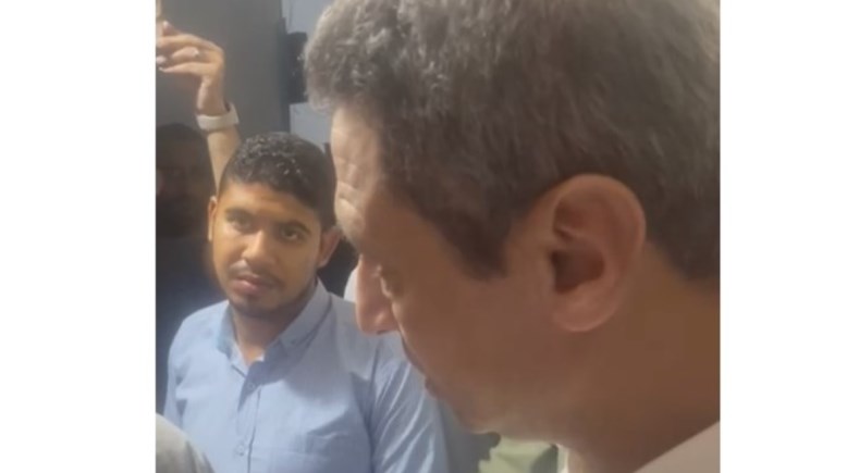 محافظ السويس أثناء زيارة الحاج غريب ضحية الصفع