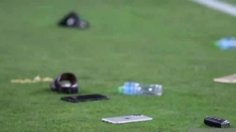 آيفون ومفاتيح في مباراة الإمارات وقطر
