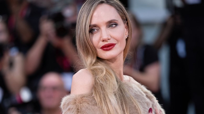 الممثلة الأمريكية أنجلينا جولي الممثلة الأمريكية أنجلينا جولي