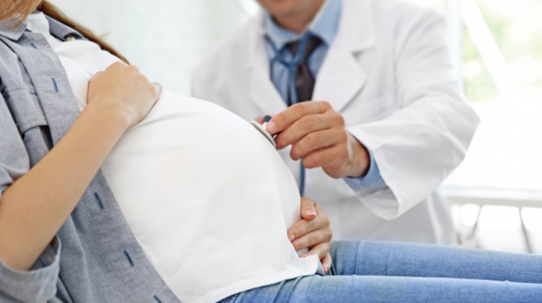 سيدة حامل أثناء الكشف