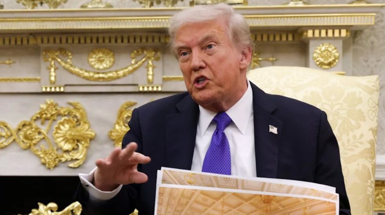 دونالد ترامب خلال لقائه مع مراسلي البيت الأبيض