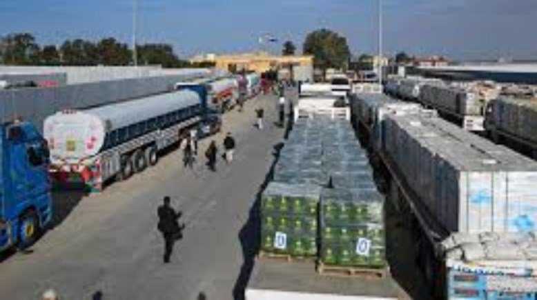 بدء دخول شاحنات الوقود والإمدادات الإنسانية الي غزة بعد إعادة فتح المعابر بدء دخول شاحنات الوقود والإمدادات الإنسانية الي غزة بعد إعادة فتح المعابر