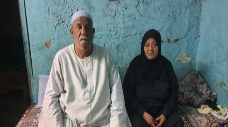 جمال وزوجته بعد تصدع منزلهما 