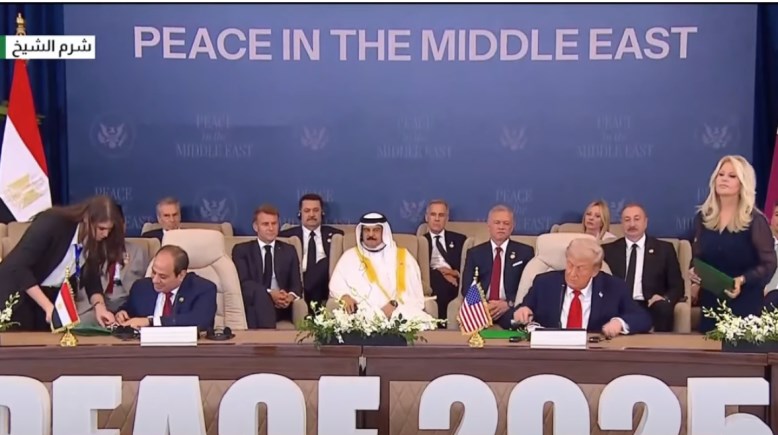 لحظة توقيع الاتفاقية