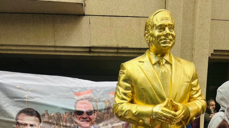 استقبال الرئيس السيسي بتمثال ذهبي استقبال الرئيس السيسي بتمثال ذهبي