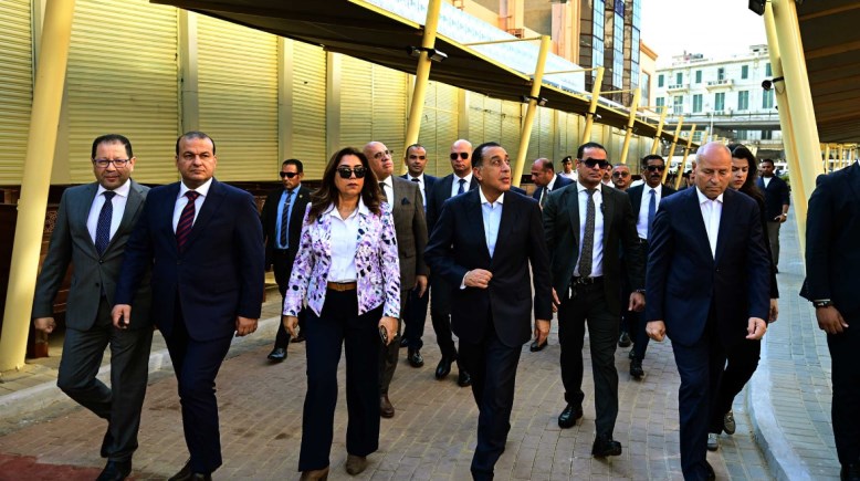 من جولة رئيس الوزراء لافتتاح سوق العتبة من جولة رئيس الوزراء لافتتاح سوق العتبة