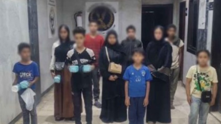 المتهمون وبصحبتهم الصغار