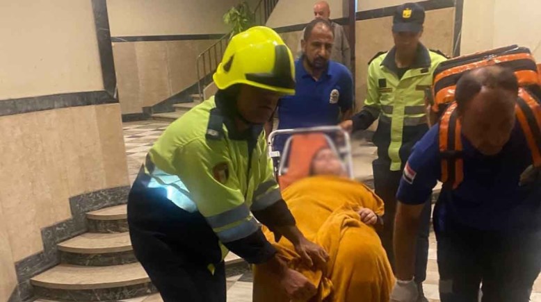 الأمن ينقل السيدة للمستشفي الأمن ينقل السيدة للمستشفي