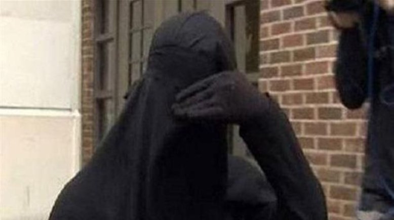 شخص يرتدي ملابس نسائية -صورة تعبيرية