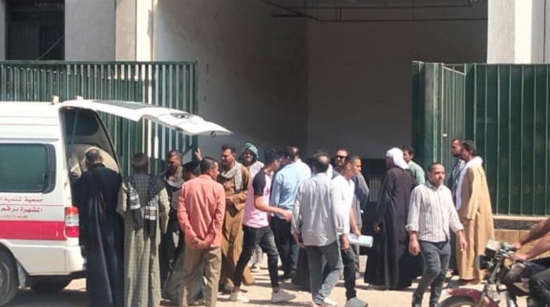تجمع أسر الضحايا أمام مشرحة المستشفى 