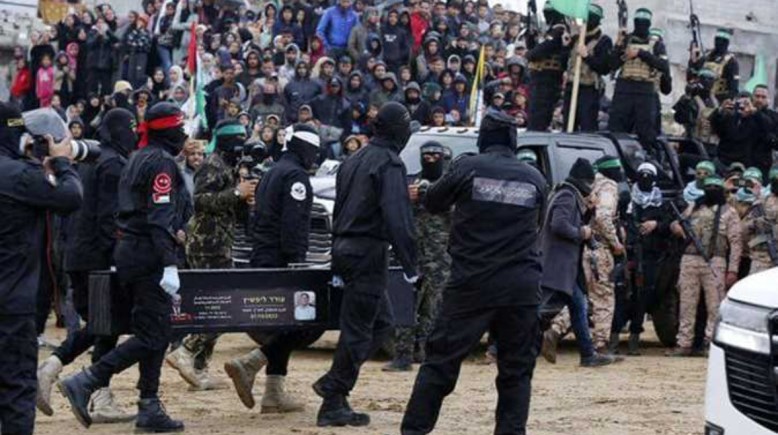 تسليم أحد جثامين الأسرى الإسرائيليين - أرشيفية  تسليم أحد جثامين الأسرى الإسرائيليين - أرشيفية