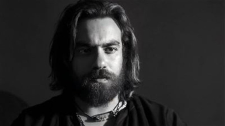 علي رؤوف صاحب أغنية "أنا بشحت بالجيتار"  علي رؤوف صاحب أغنية "أنا بشحت بالجيتار"