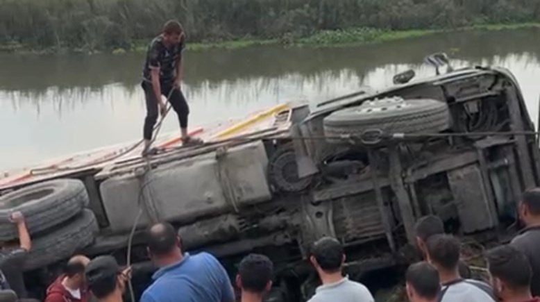 حادث انقلاب التريلا أمام قرية سعد قاسم بالقليوبية حادث انقلاب التريلا أمام قرية سعد قاسم بالقليوبية