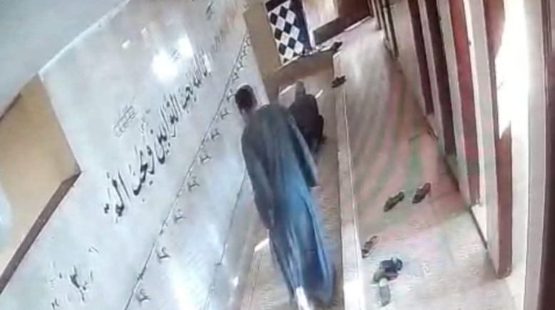 الشاب يعتدي على المسن الشاب يعتدي على المسن