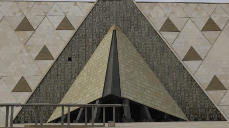 الفتحة الهندسية في واجهة المتحف المصري الكبير الفتحة الهندسية في واجهة المتحف المصري الكبير