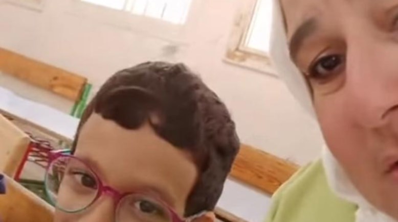 المعلمة نهى والطفل حذيفة 